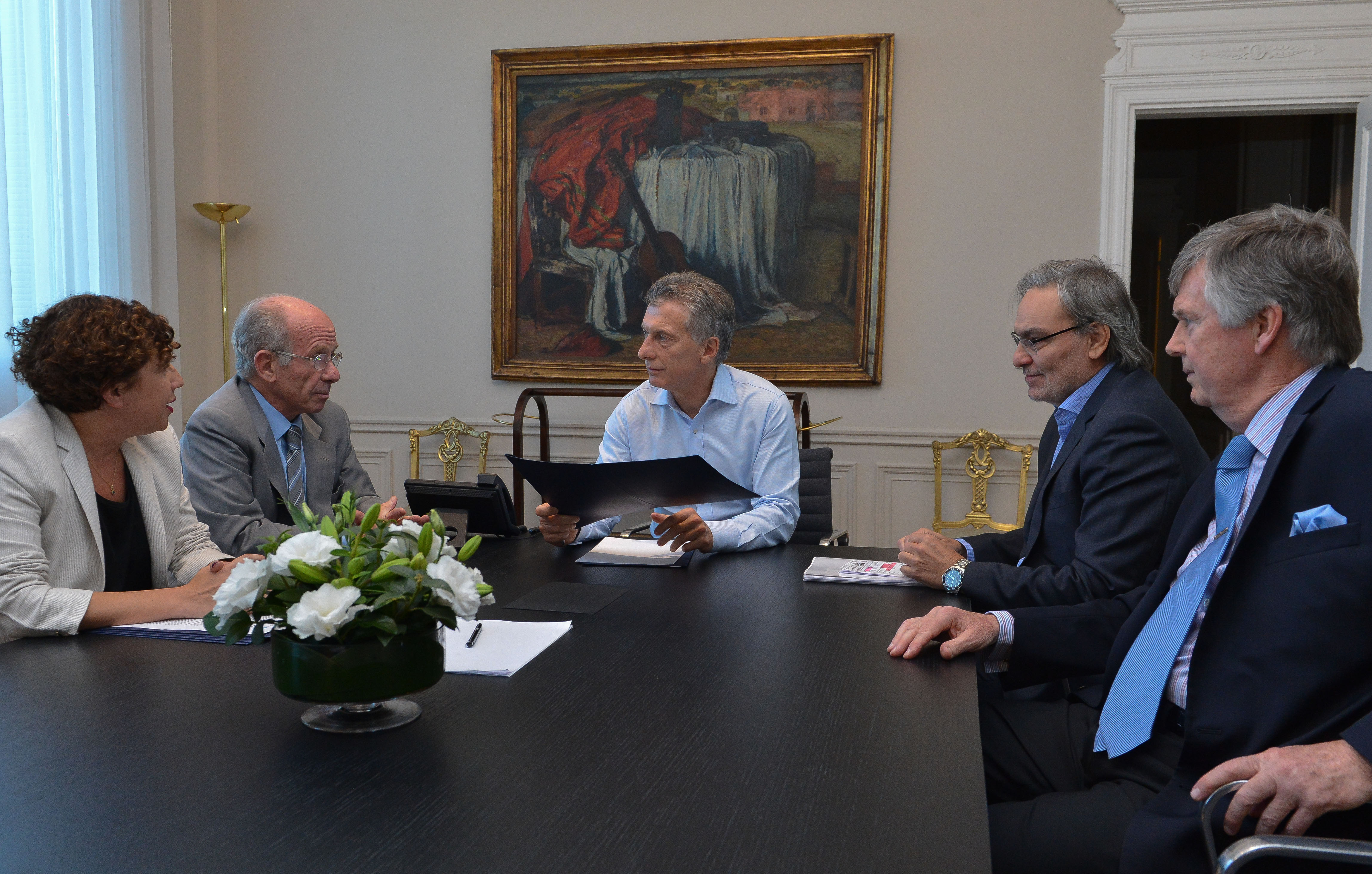 Julia Pomares, Jorge Mandelbaum y Guillermo Stanley (CIPPEC) junto al Presidente de la Nación, Mauricio Macri